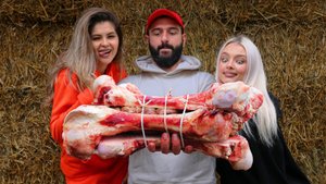 МЯСО в КОСТЯХ | Деревенская готовка с московскими красотками #2