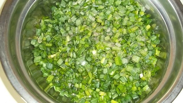 Пирог с луком и яйцами