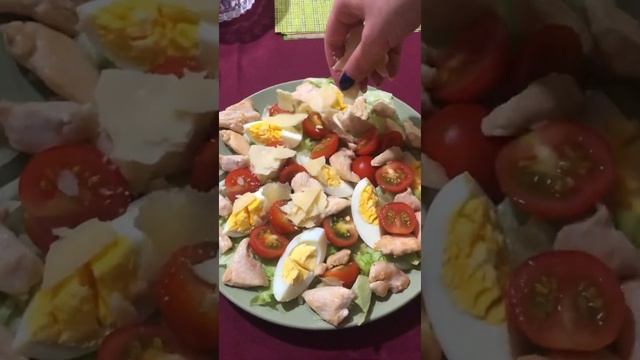 салат Цезарь с курицей и сухариками / лёгкий способ приготовления заправки «Цезарь»