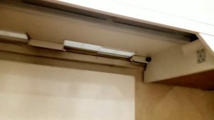 Письменный стол у окна без опор в пол