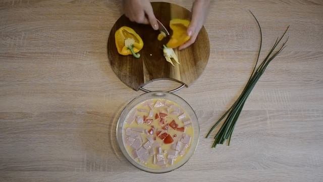 Готовим омлет с колбасой!