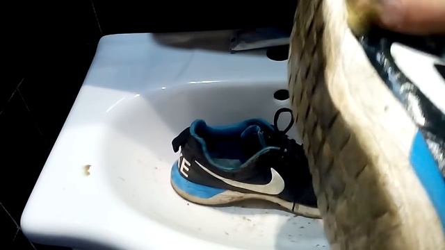 Как очистить белую подошву от грязи до блеска смотреть онлайн