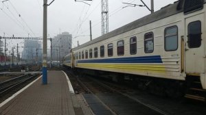 ДС3-018 с поездом №31/32 сообщением Киев - Рига отправляется с 1-го пути станции Киев-Пассажирский