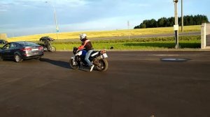 Торможение с 40 км/ч на мотоцикле за автомобилем.