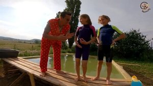 Диана и Даня строят БАССЕЙН ИЗ ПОДДОНОВ. Соревнования в Бассейне. Манкиту