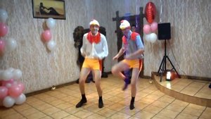 Свадебное поздравление в костюмах петухов!