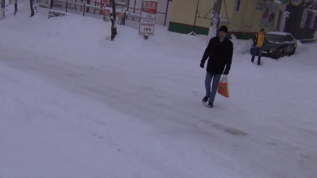 Пешеходные переходы, перекрёстки и у светофоров не посыпаны песком. смотреть онлайн