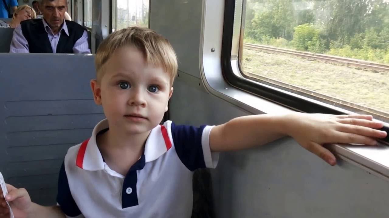 влог. едем на жд.вокзал - катаемся на поезде - Макс первый раз едет на электричке