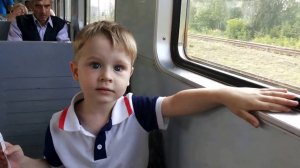 влог. едем на жд.вокзал - катаемся на поезде - Макс первый раз едет на электричке