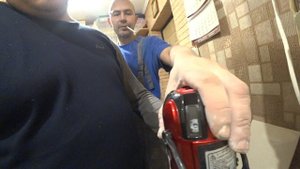 Проверяем уровень плитки лазерным уровнем.