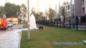 Колодец на Базовской, струя воды в 3 метра порыв трубы сорвало гидрант