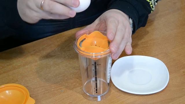 Шейкер поилка пластик с насадкой для сока и отделения желтка 300мл MHZ N01237 смотреть онлайн