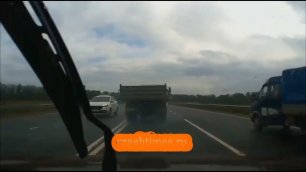 ДТП в Удмуртии: грузовик ГАЗ-3307 вынесло на встречную полосу, где в него врезался минивэн Mitsubish