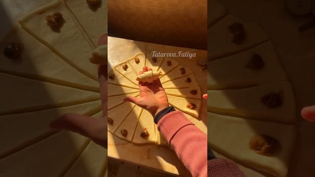 ВКУСНО ПРОСТО И БЫСТРО! Это должен испечь каждый!!! Рогалики с варёной за 30 минут!