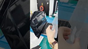 Наклейка защитной пленки на MacBook Pro
