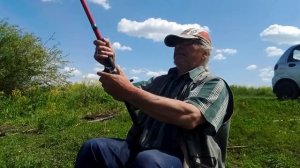 На нашем пруду ! Ловлю карася на сало с чесноком поплавочной удочкой с берега