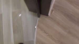 Межкомнатная раздвижная перегородка из стекла. Радиусные подвесные двери без нижней рельсы.