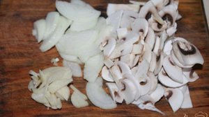 Скумбрия с грибами и сыром