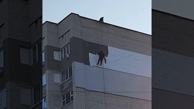 Монтажник альпинист. Утепляют теплоизоляция фасад с улицы стены квартиры. Саратов. Заводской район смотреть онлайн