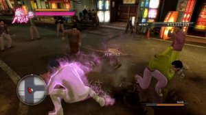 How To Equip And Use Weapons In YAKUZA 0 - YAKUZA 0 PS4 TUTORIAL