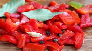 Красный борщ со шкварками и чесноком