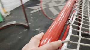 пример как не нужно вязать сетку на хоккейные ворота!