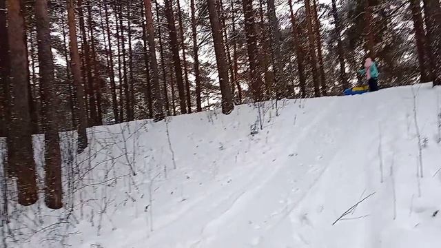 Доченька катается на ватрушке с горки! смотреть онлайн