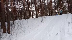 Доченька катается на ватрушке с горки!