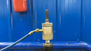 Демонстрация добавления масла в амортизаторную стойку при помощи насадки и манометрической станции