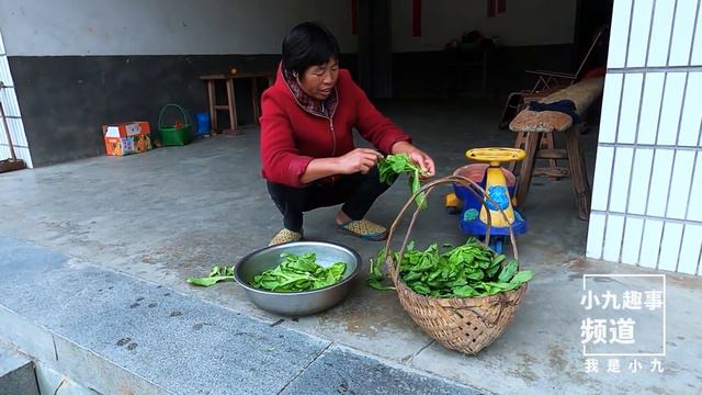 婆婆看我做事太慢今天又是她煮菜看看煮什麼好吃的  Grandmas fried pork with tofu in oil delicious