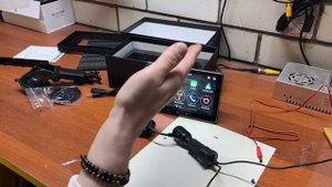 Универсальные Carplay 7" сенсорный IPS монитор с возможностью подключения камеры заднего вида.