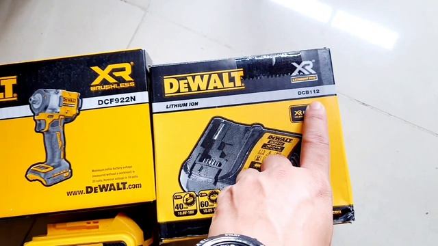 DEWALT DCF922 bulong 406Nm sửa xe máy bảo hành 3 năm