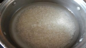 Салат с рисом, крабовыми палочками, огурцом и кукурузой