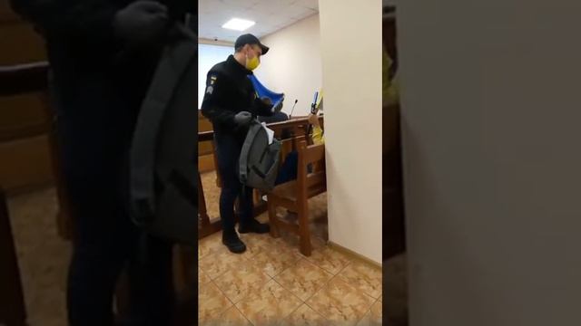 Беспредел охраны чинить произвол над живыми в Приморском суде в Одессе смотреть онлайн