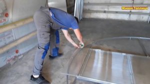 Сборка торцов теплицы сотами вертикально