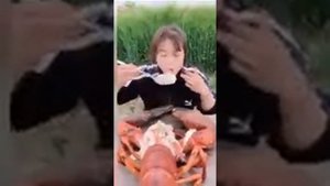 Китайцы едят на камеру лобстера