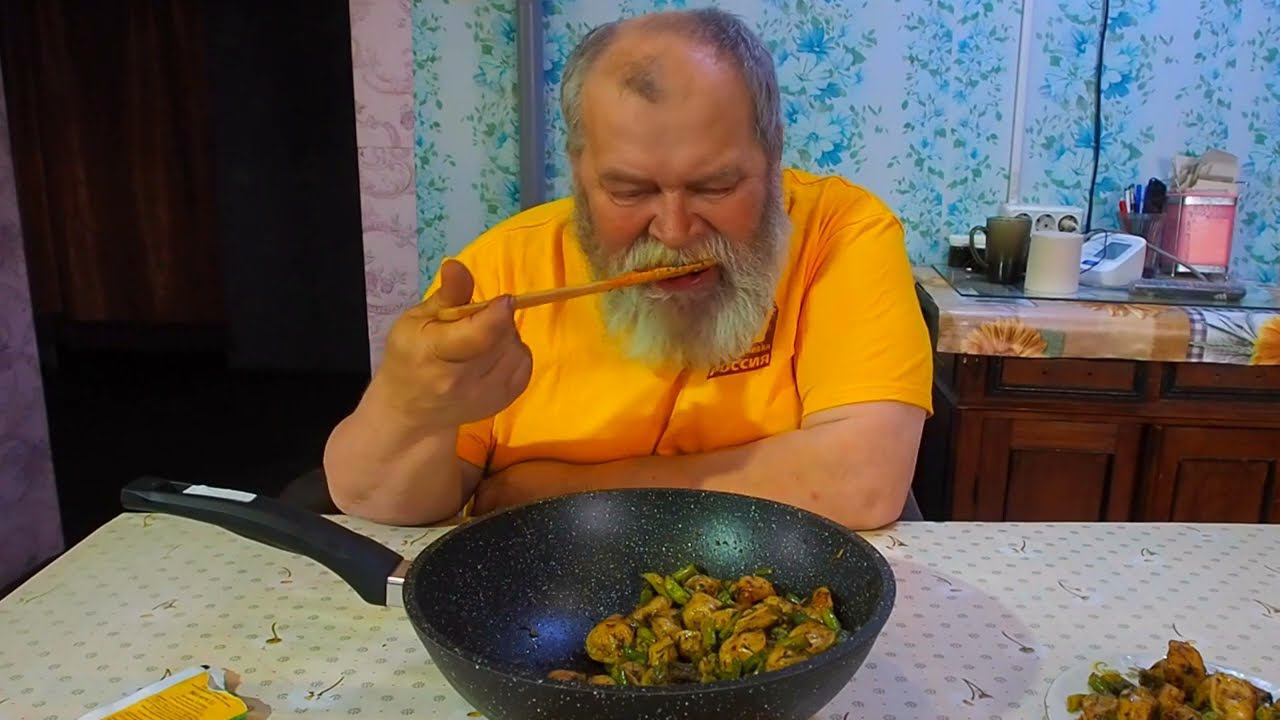 Занимаюсь приготовлением пельменей с черемшой и стручковой фасолью на сковороде, вкусный эко рецепт
