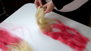 Маленькая Вера и медведь научат как плести канекалоны