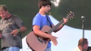 Парень нереально круто играет на гитаре