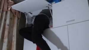 КАК ЗАЛЕЗТЬ В ШКАФ???