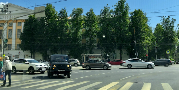 Утренний пр.Гагарина. Парковка ТРЦ "Океанис". Ягодные тарты "Спар". Нижний Новгород.