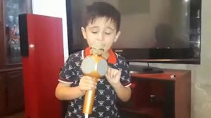 Маленький мальчик поет песню про осень