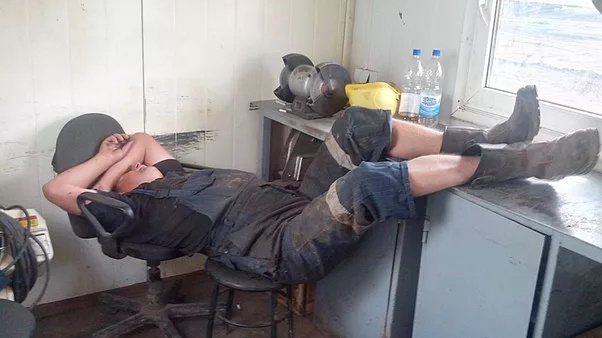 Не стоит пить алкоголь на работе! Выпивка вредит трудовым функциям. Последствия для работника смотреть онлайн