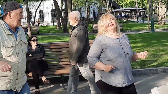 Качается вагон!!!Танцы в саду Шевченко,Харьков. смотреть онлайн