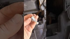 Замена лампы ближнего света на Пежо 301