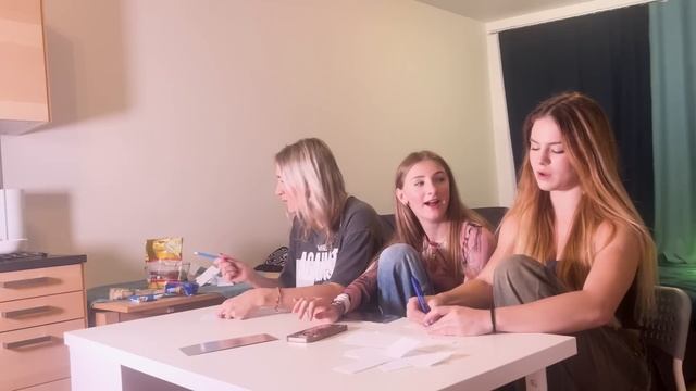 КТО ЛУЧШЕ МЕНЯ ЗНАЕТ || Раскрыла страшный секрет || КАТЯ БЕЙБ или МАМА смотреть онлайн