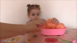 Распаковываем набор Пупсика в ванночке, играем с ним, купаем с пеной и мячиком, переодеваем, качаем