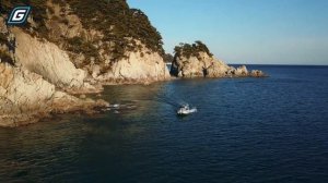 Лодка Gladiator C 370 на воде