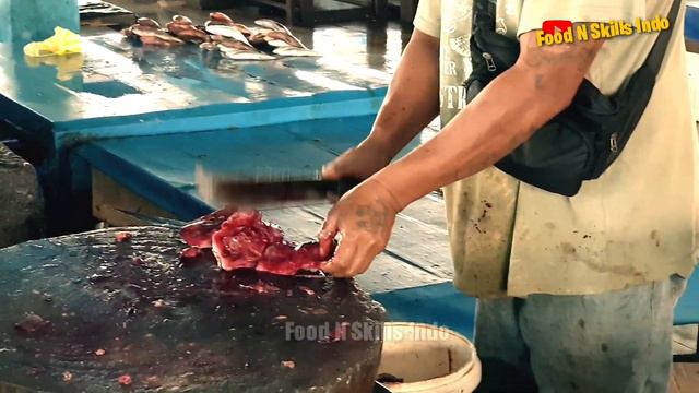 How to cutting fish in a traditional asian fish market