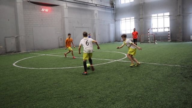ЭВОНЕОН ИГРАЕТ В ФУТБОЛ ПРОТИВ ШКОЛЬНИКОВ